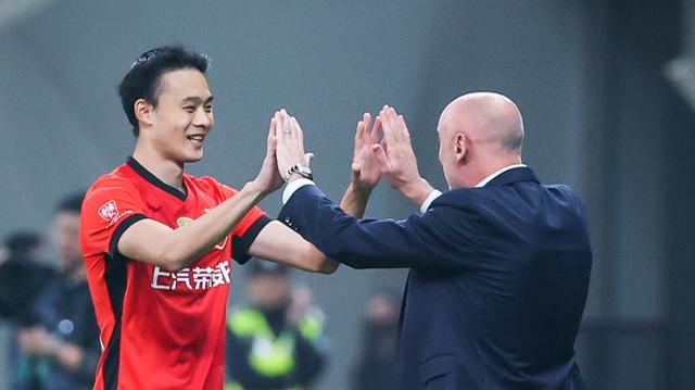 进攻万花筒、防守万人捅？上海海港4比2云南玉昆，又一场典型的穆式胜利！