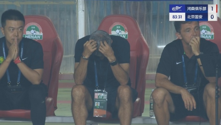 开云下载网址-压力太大！国安送点后塞蒂恩完全不敢看，头埋在自己怀里了