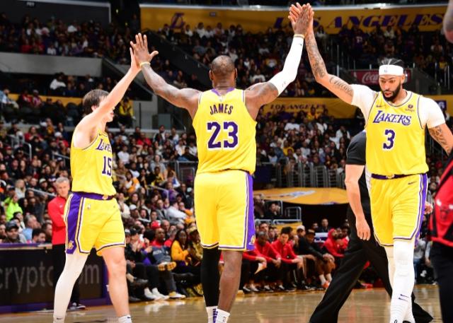 开云APP-湖人将里夫斯视为非卖品 米切尔交易会成唯一例外