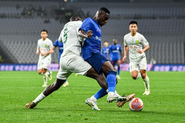 开云体育-场外风波影响状态？国安双外援中卫终结申花5连胜