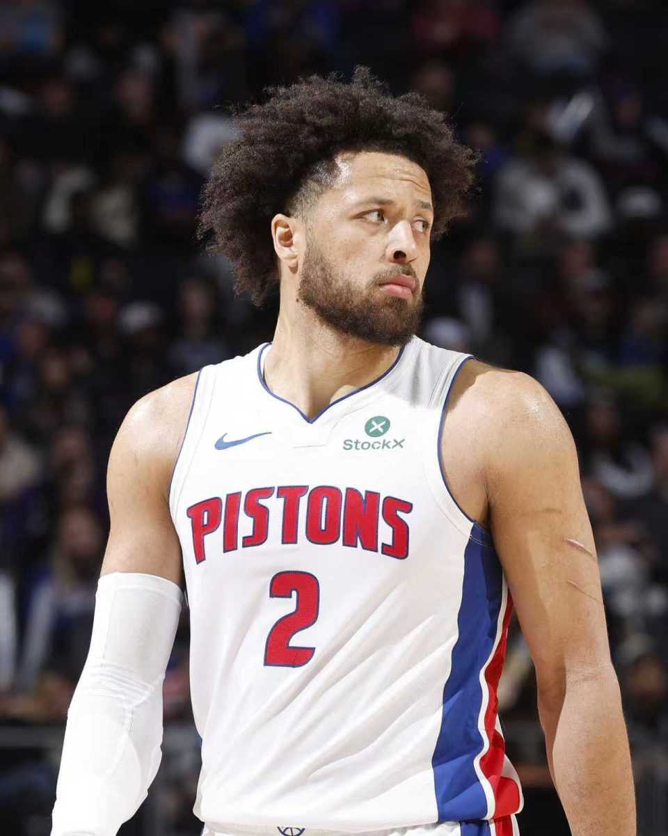 开云APP-巩固东部第一！布克伤停活塞16分逆转太阳 狄龙6犯阿伦33分