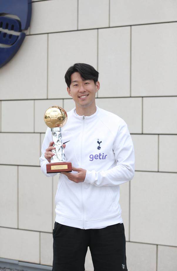 开云下载网址-赛季结束 孙兴慜捧起2022体坛亚洲金球奖奖杯