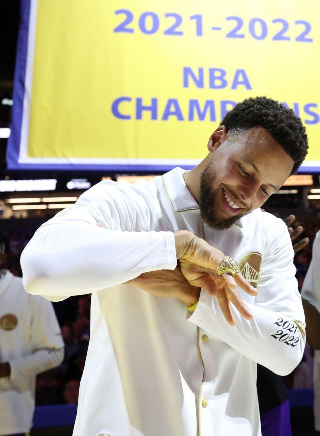 kaiyun-领戒指之夜击败湖人 库里33分演绎完美揭幕战