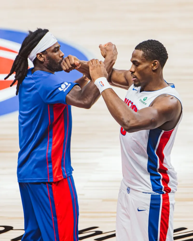 kaiyun-场均抢断盖帽联盟第一！活塞官方分享斯图尔特和杜伦的合影