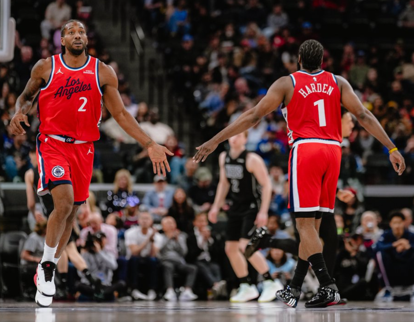 开云官网-卢盛赞哈登扛起球队！快船距前六仅4.5胜场 官方晒8数据力挺登哥